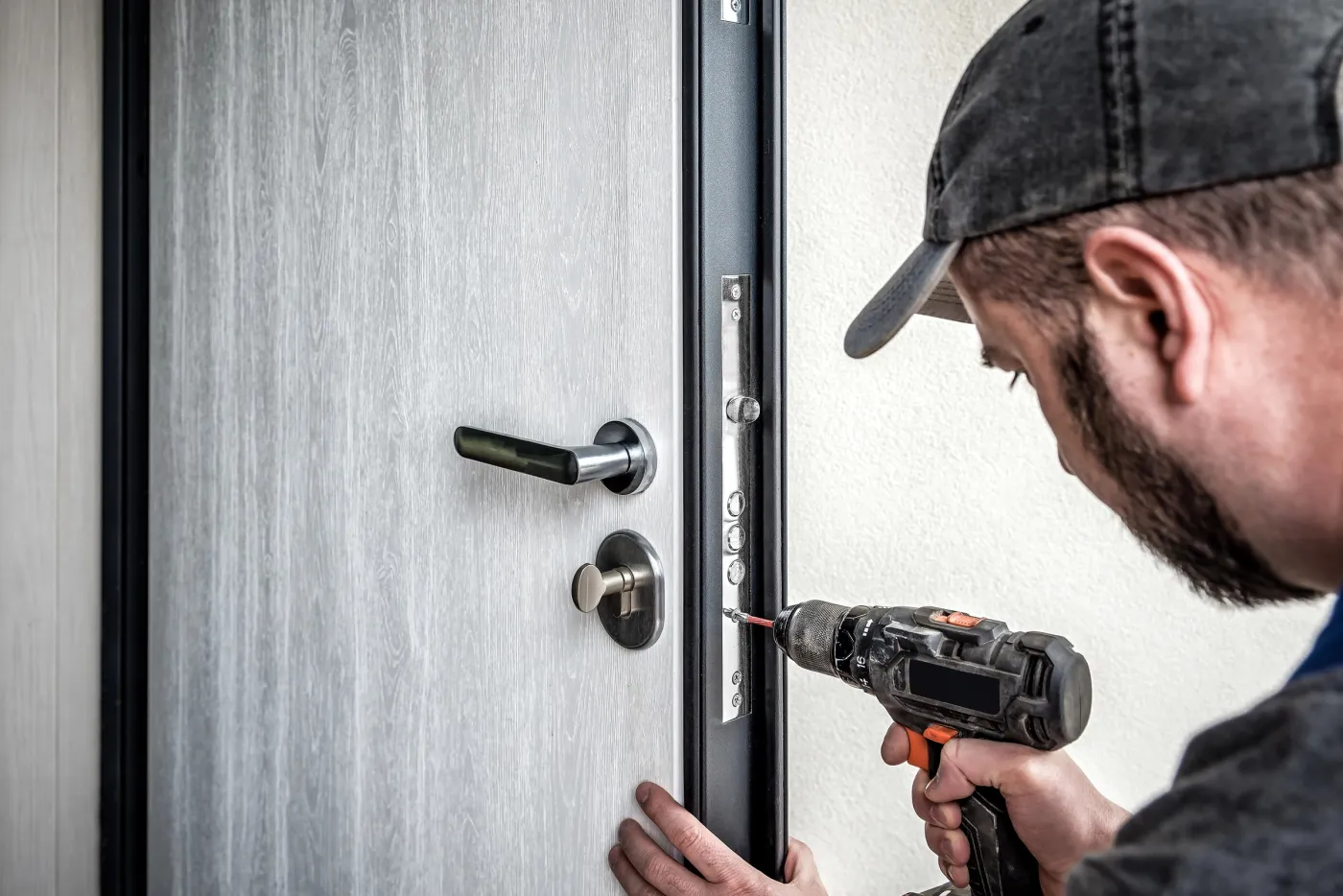 Porte d'entrée d'une villa du Vésinet renforcée avec soin