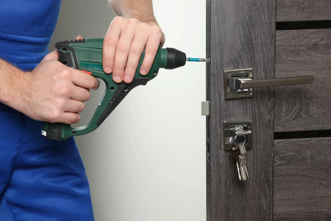 Pose posée d'une serrure de sûreté sur la porte d'une villa du Vésinet